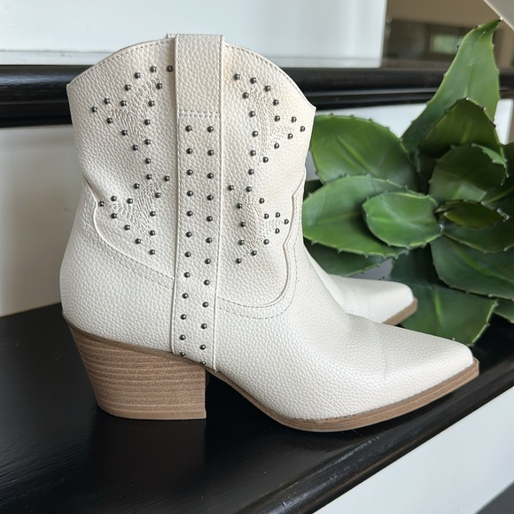 White Western Cowgirl Boots, Genuine Leather Look, Studded, Size 7 – Like New - Picture 4 of 8